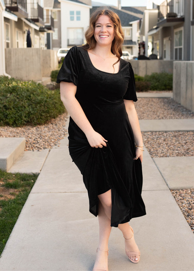 Short sleeve black velvet dress in plus size