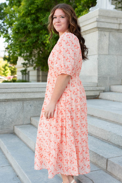 Side view of the plus size peach floral tiered dress