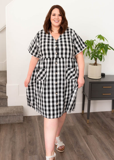 Short sleeve black gingham button dress in plus size