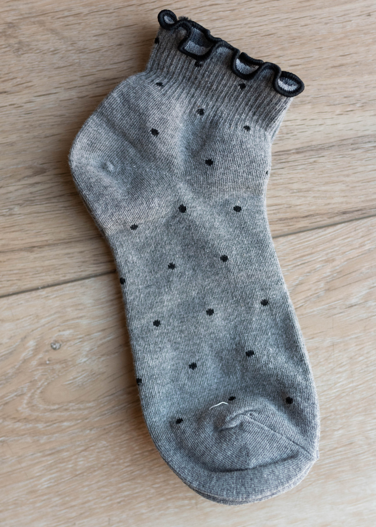 Grey dot ruffle socks