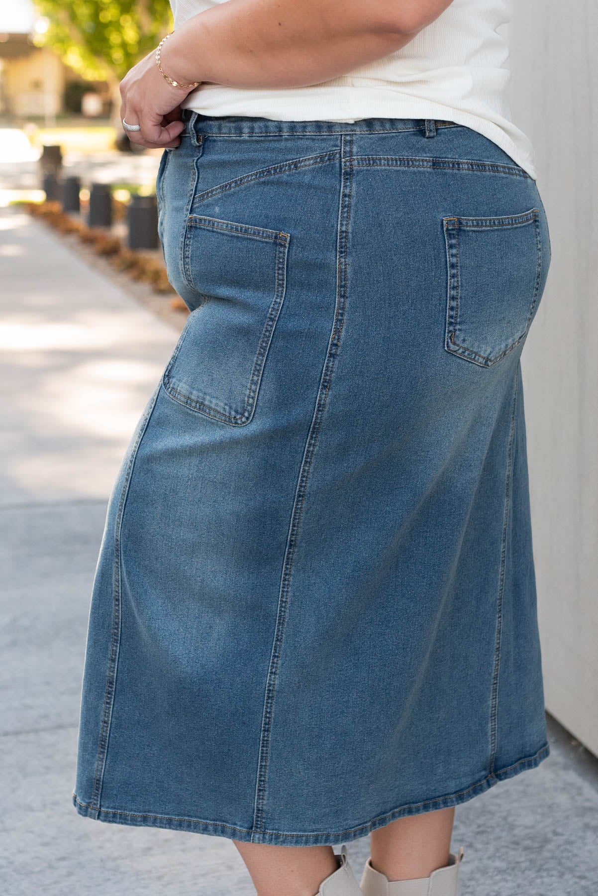 Side view of the plus size indigo pencil skirt