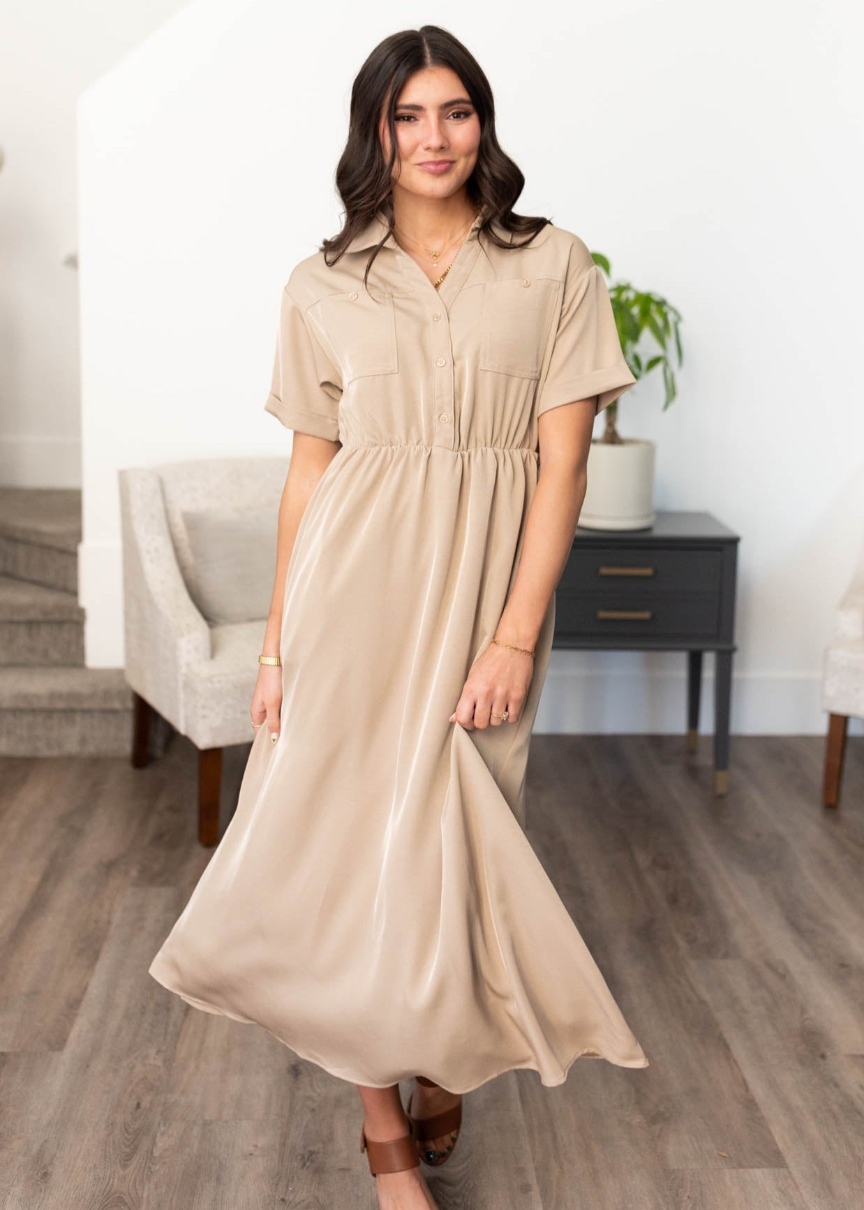 Taupe botton down dress with collar, elastic waist and buttons on the bodice