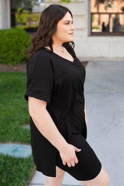 Side view of the plus size black set