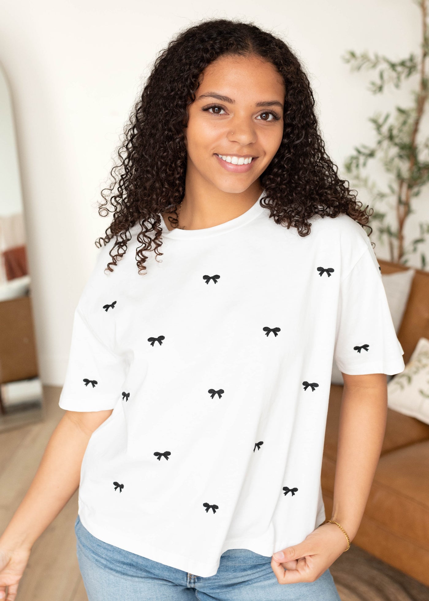 Short sleeve white tee with black embroidered bow top