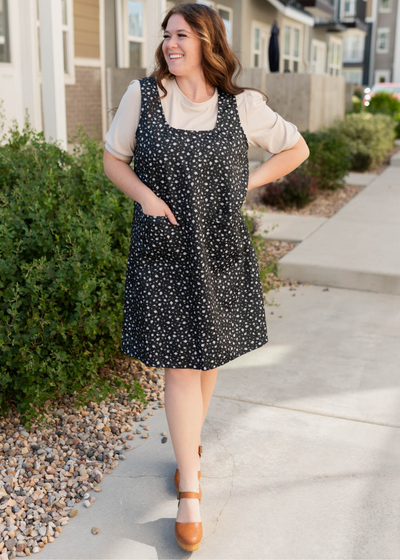 Black floral jumper dress with front pockets in plus size