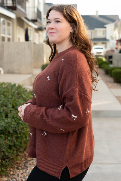 Side view of the sienna bow sweater in plus size