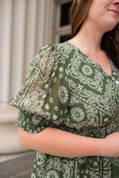 Close up of the sleeve on the plus size green floral tiered dress