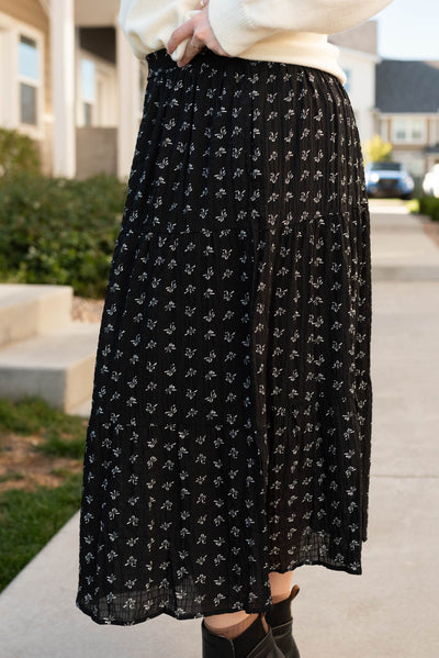 Side view of the black bow skirt in plus size