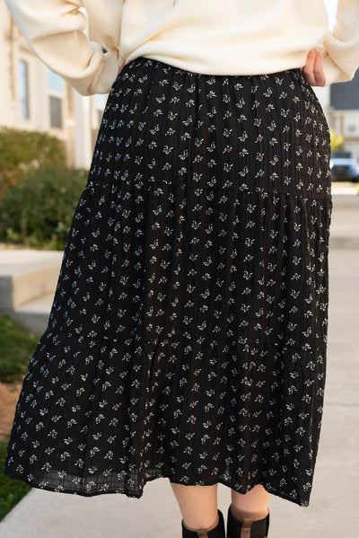 Back view of the black bow skirt in plus size