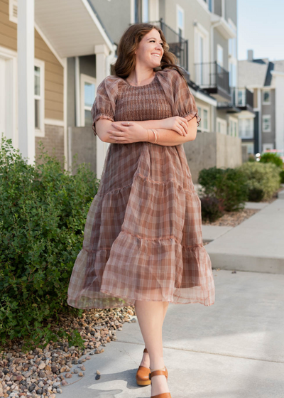 Plus size brown plaid dress with short sleeves