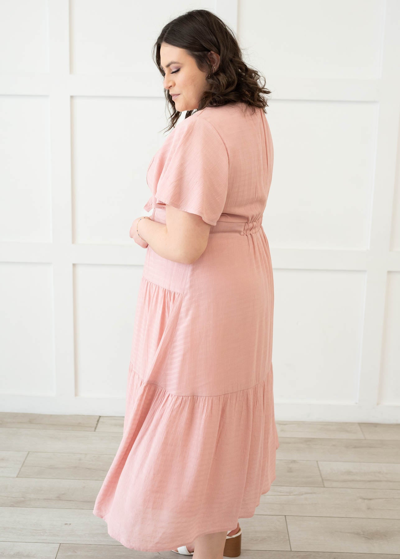 Side view of the blush textured tiered dress in plus size