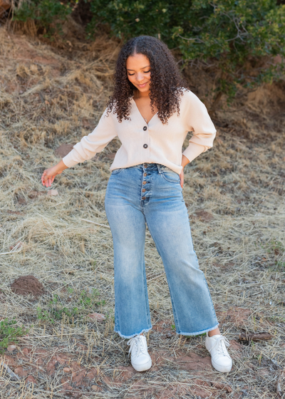 Sand beige buttondow cardigan with long sleeves