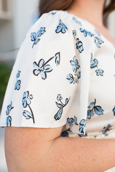 Close up of the sleeve and fabric on the plus size blue floral dress