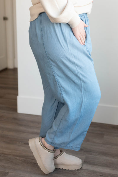 Side view of the plus size denim linen pants