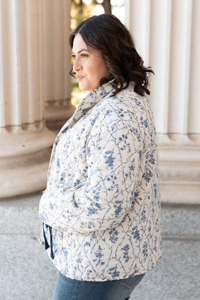 Side view of the cream floral prnited jacket in plus size