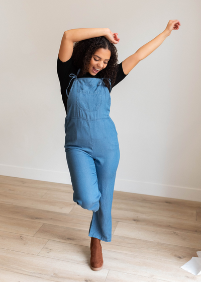 Tie straps and front pocket onthe indigo washed jumpsuit