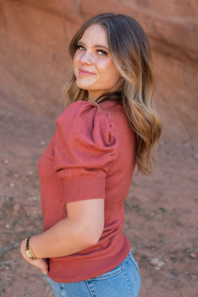 Side view of the heather rust puff sleeve sweater top