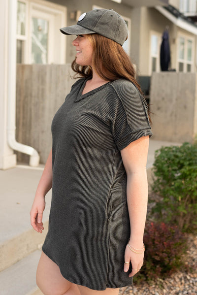 Side view of the plus size charcoal ribbed t-shirt dress