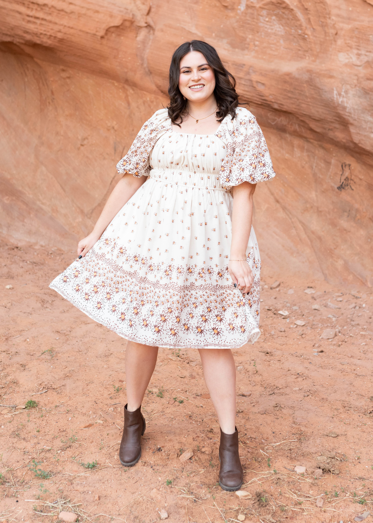 Beige daisy dress with short sleeves in plus size