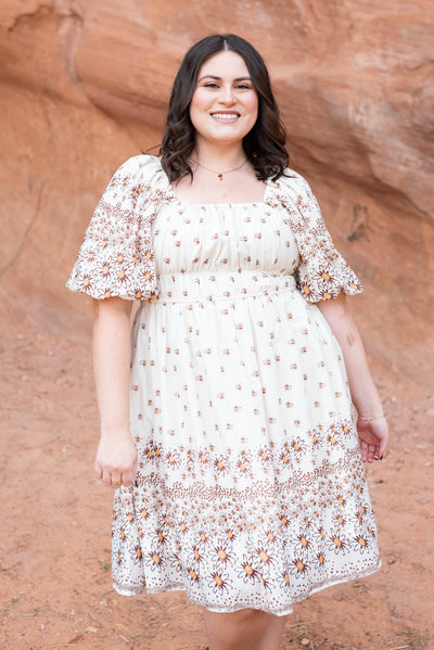 Elastic waist plus size beige daisy dress