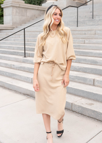 Beige textured skirt with elastic waist