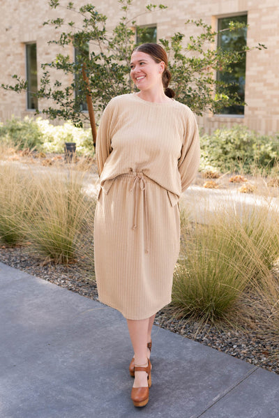 Beige textured skirt with tie at the waist