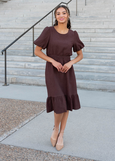 Brown textured dress with short sleeves