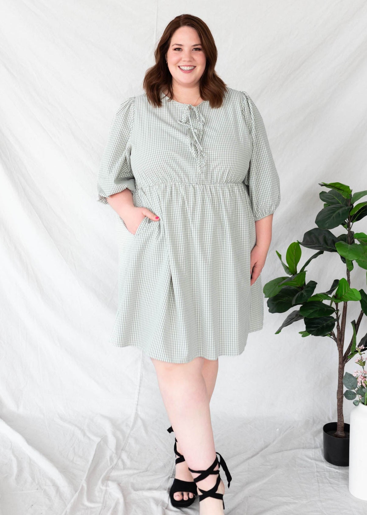 Plus size palid tie dress with pockets and short sleeves