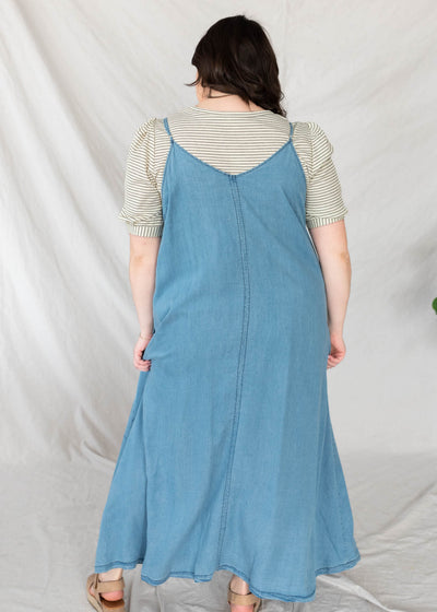 Back view of the plus size denim axi dress