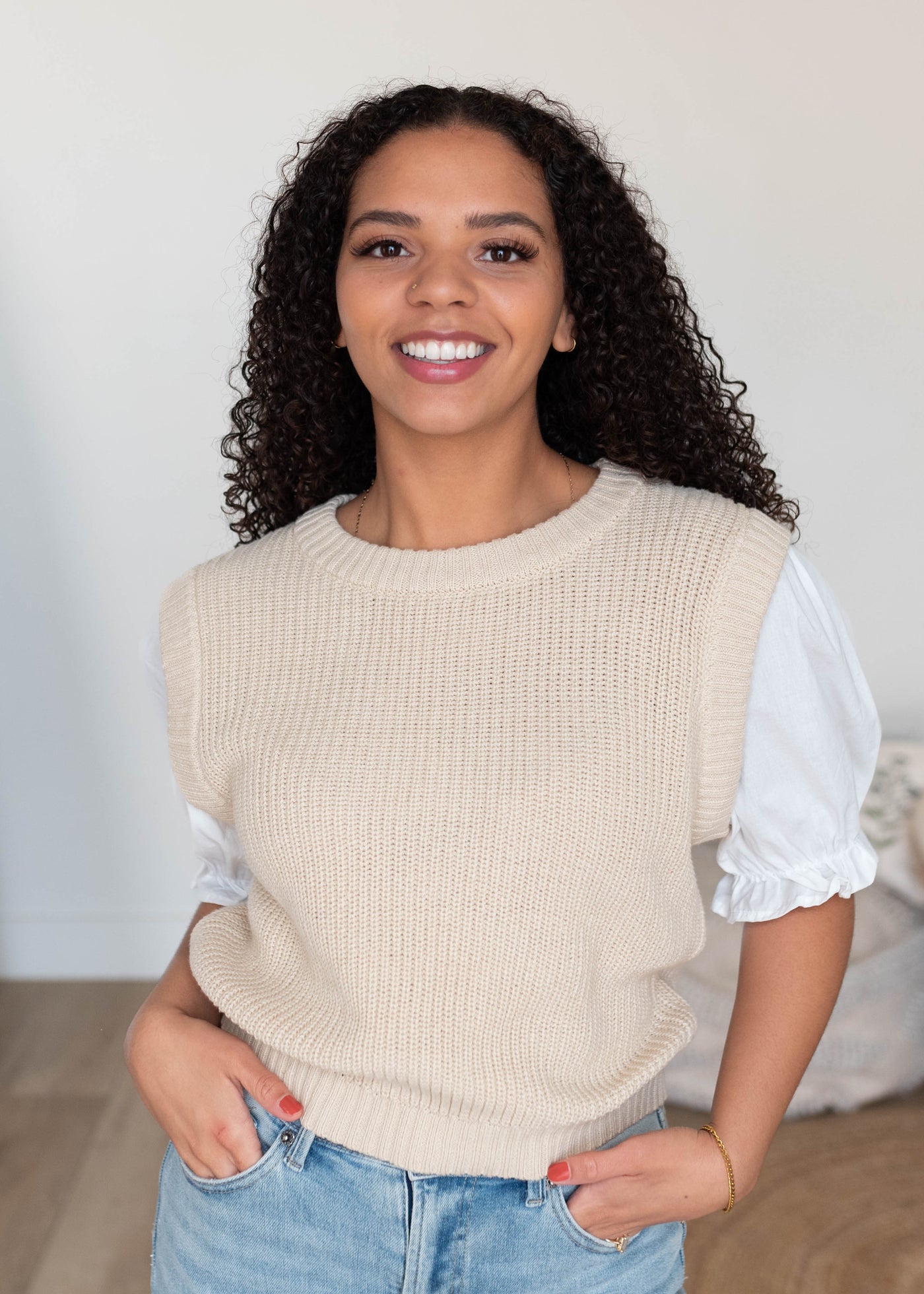 Short sleeve natural puff sleeve sweater with white top