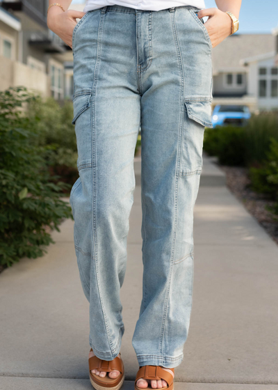 Light wash cargo jeans with side pockets