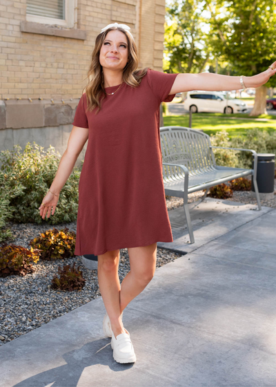 Brick red relaxed dress with short sleeves