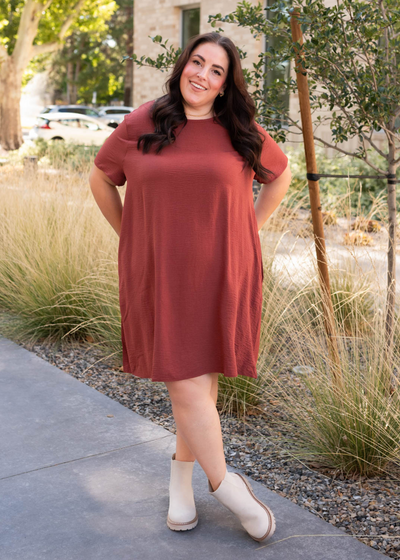 Plus size brick red relaxed dress with short sleeves