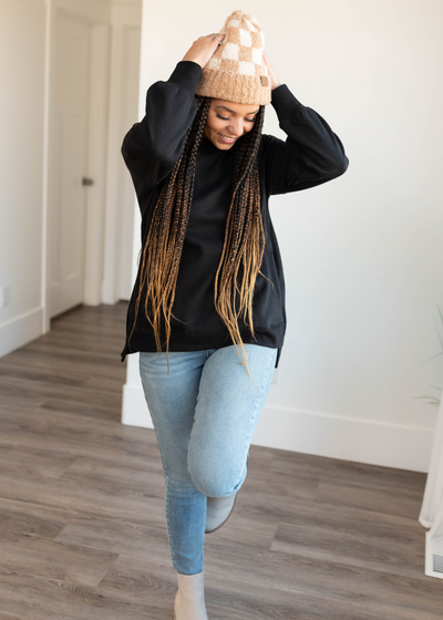 Black pocketed sweater with long sleeves