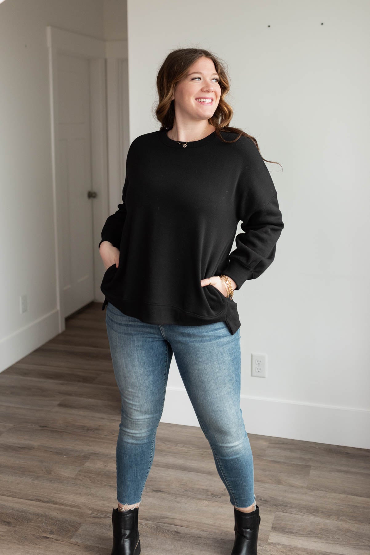 Black pocketed sweater with long sleeves