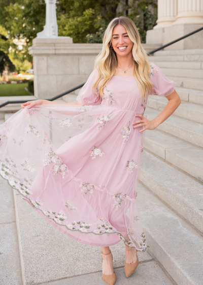 Short sleeve dusty pink embroidered dress 