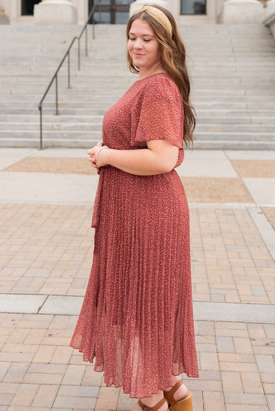 Side view of the plus size burgundy pleated tie dress