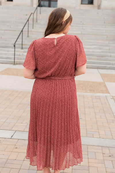 Back view of the plus size burgundy pleated tie dress