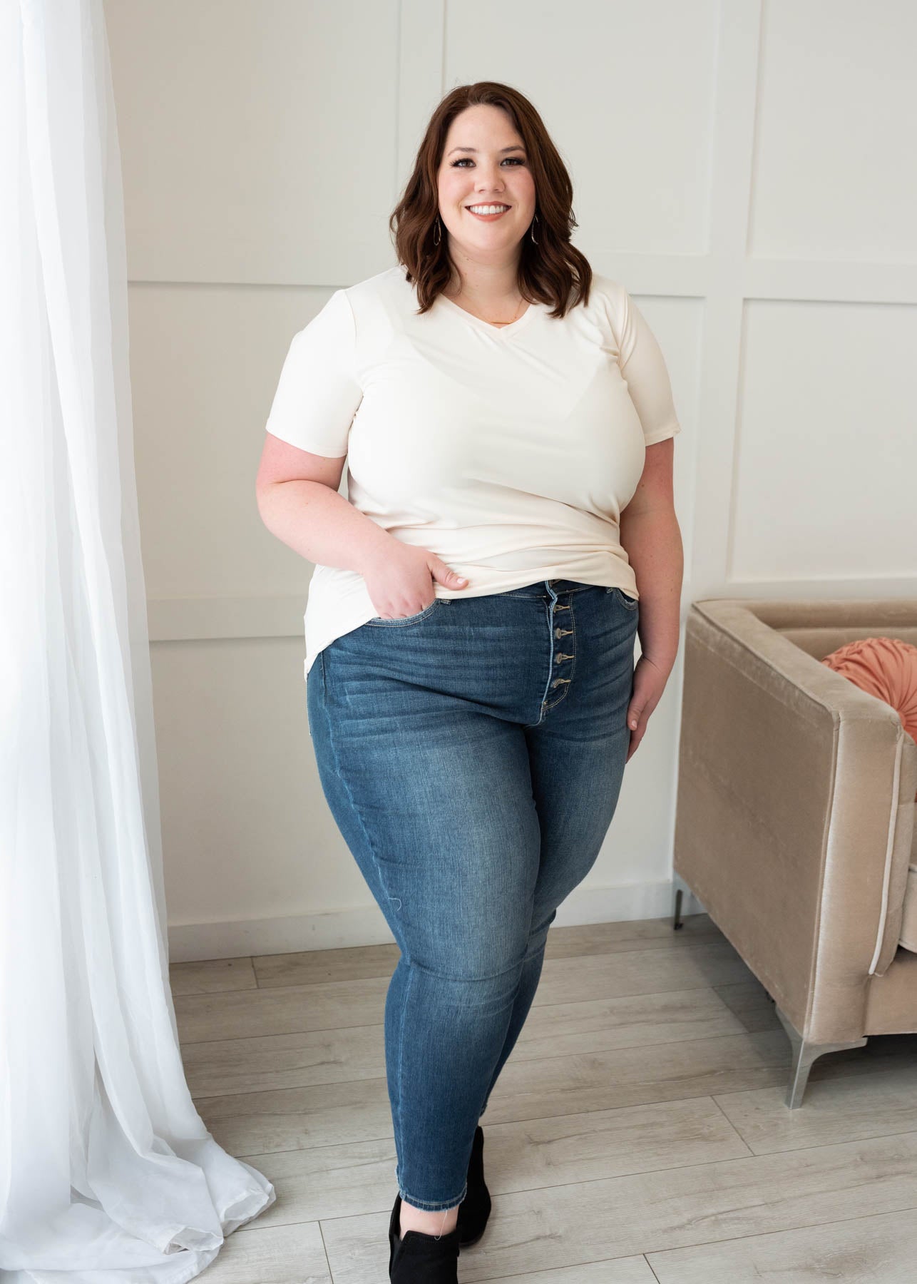 Classic cream v-neck top tuck into jeans in plus size