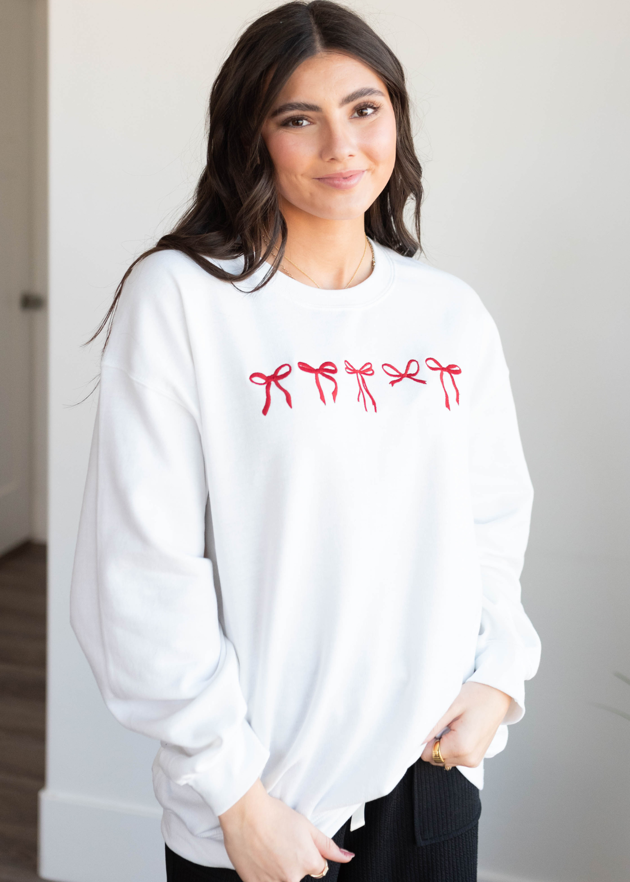 White mini bow sweatshirt with long sleeves