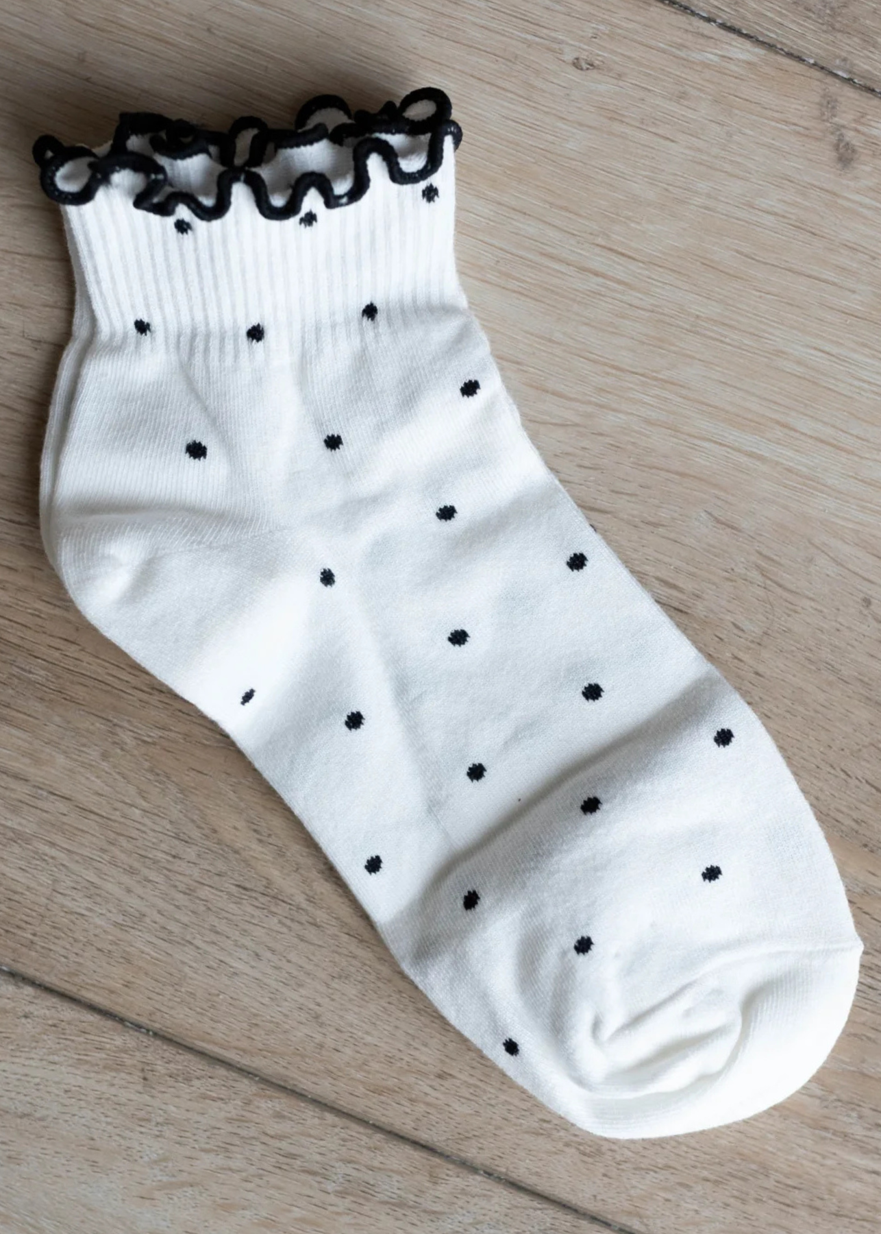 Aubrie White Dot Ruffle Socks